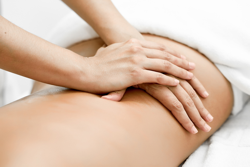 Drenagem linfática e massagem modeladora : entenda a diferença | ADCOS Profissional