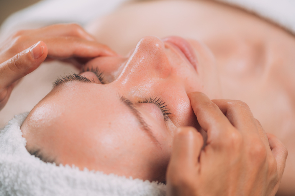 Massagem facial: os benefícios da técnica para a saúde da pele | ADCOS Profissional