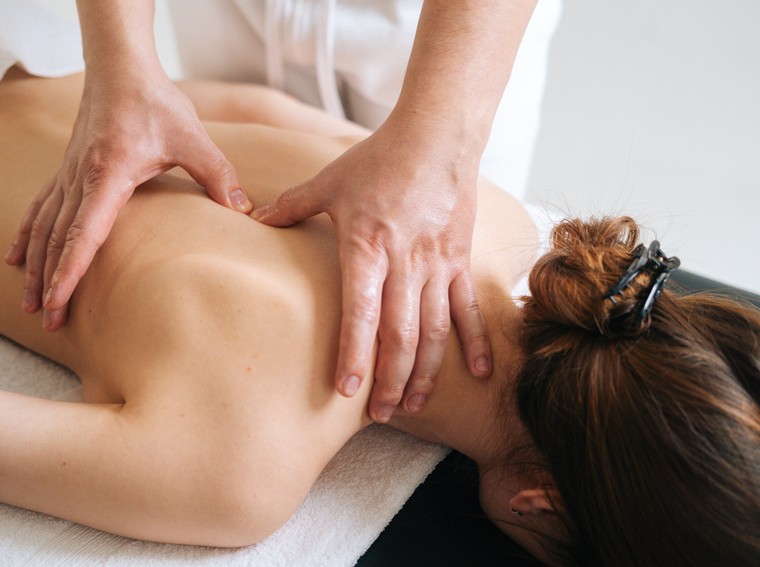 mulher recebendo massagem relaxante nas costas